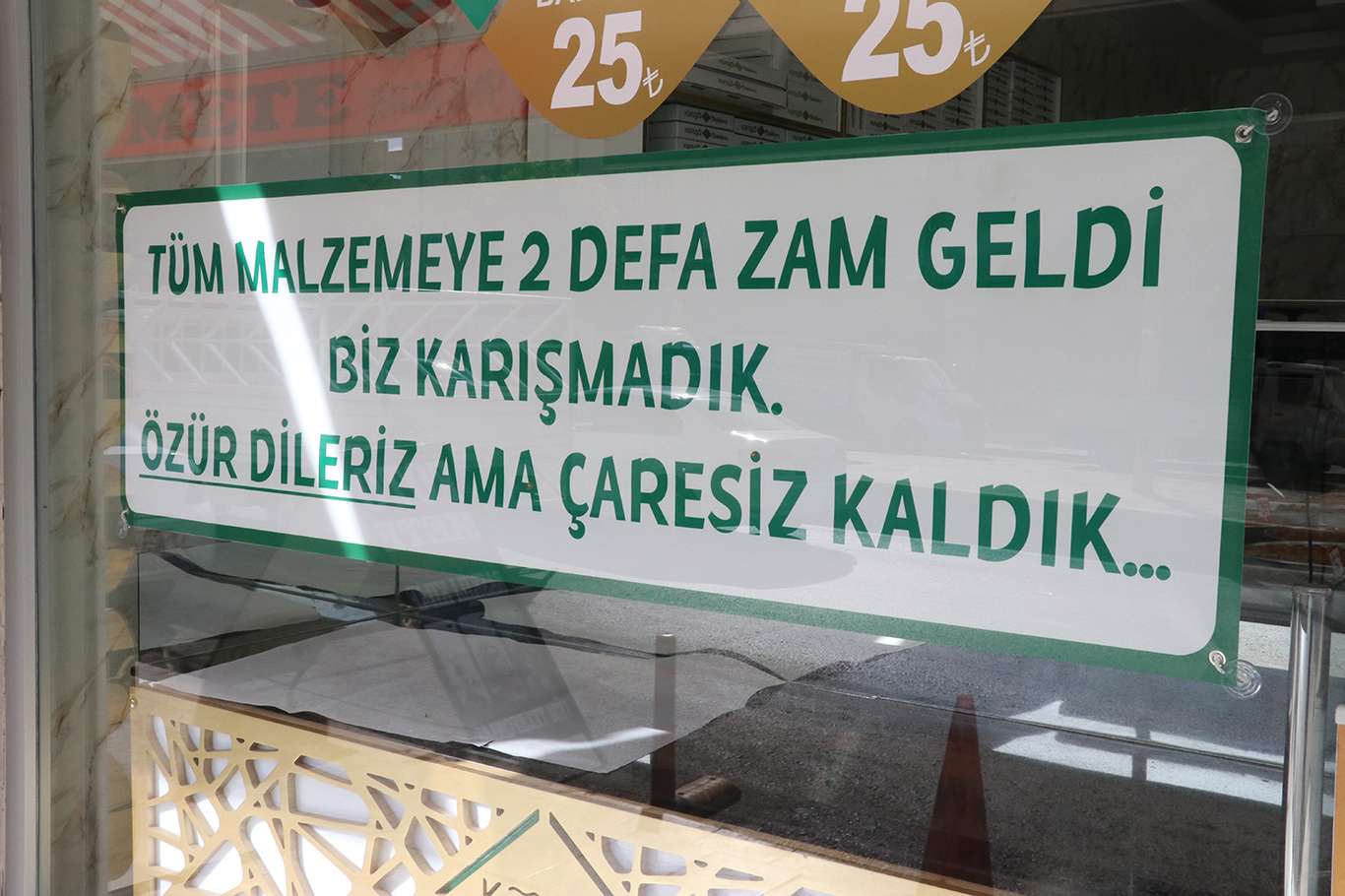 Zamlarla baş edemeyen esnaftan dikkat çeken “zam” pankartı
